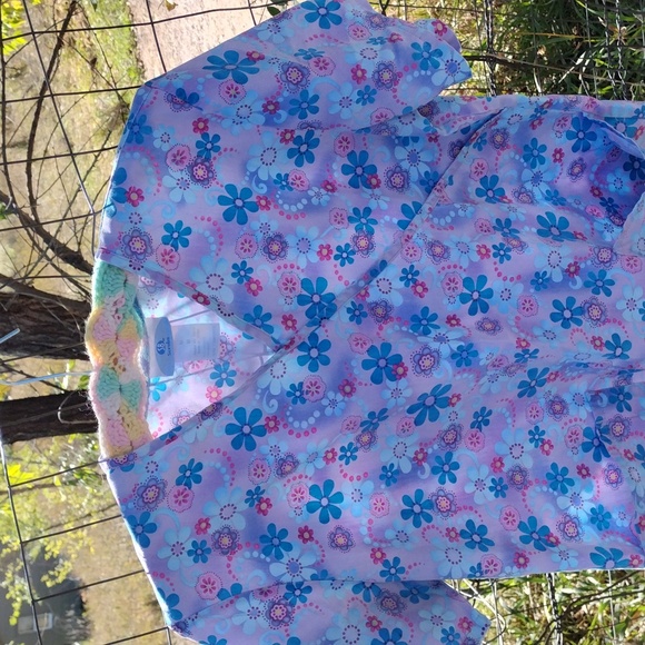 Scrub top - Picture 3 of 8